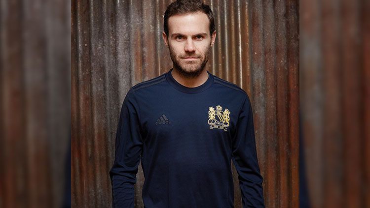 Juan Mata memakai seragam special anniversary MU Copyright: © twitter/Manchesterunited