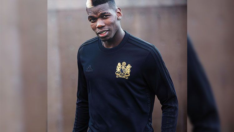 Paul Pogba memakai seragam special anniversary MU Copyright: © twitter/Manchesterunited