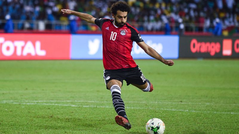 Mohamed Salah saat mengeksekusi tendangan penalti di Timnas Mesir. Copyright: © Getty Images