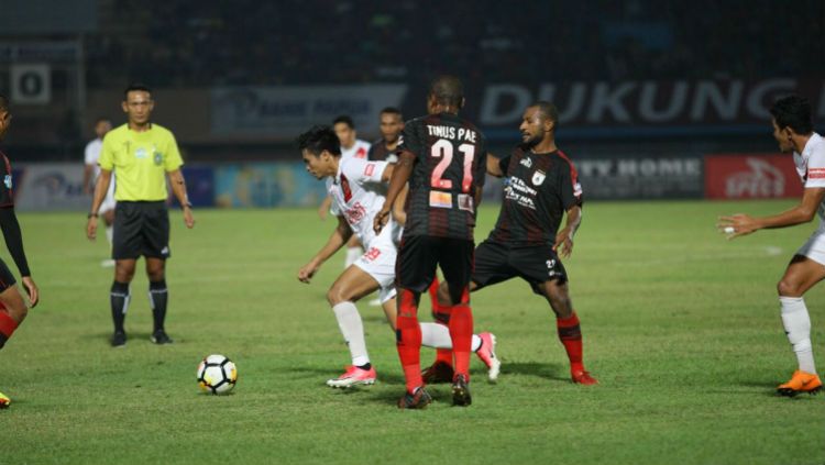 Gelandang PSM Makassar, Saldi, berusaha lepas dari penjagaan bek Persipura Jayapura, Tinus Pae pada pekan ke-12 Liga 1 2018. Copyright: © Media PSM Makassar
