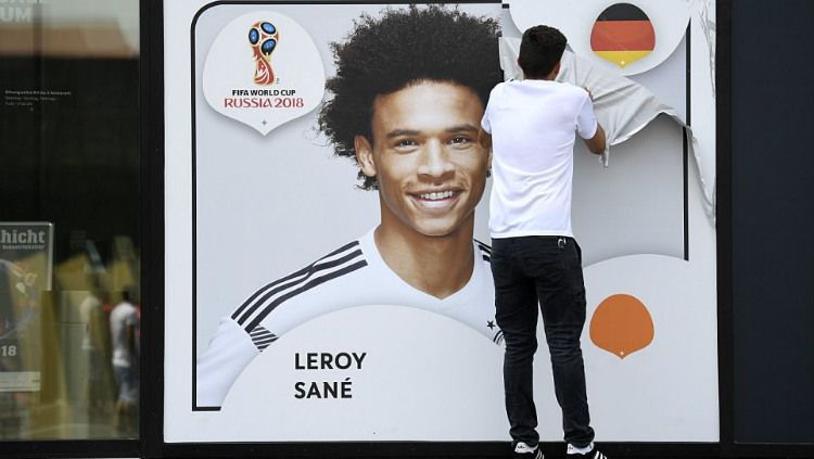 Foto Raksasa Leroy Sane di depan Museum Sepakbola Jerman saat dicopot usai pencoretan. Copyright: © AP