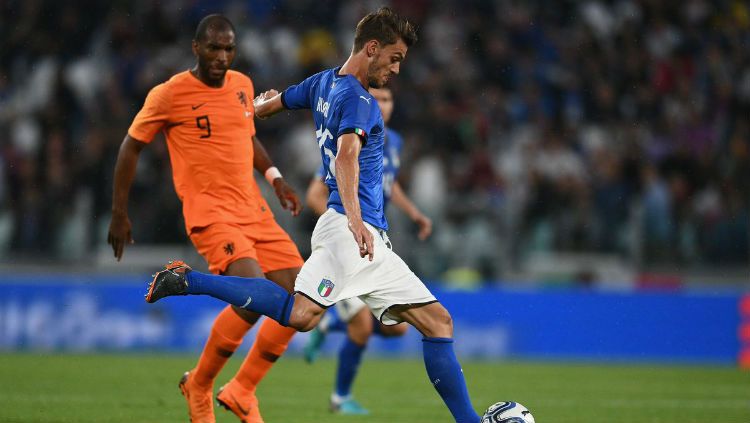 Daniele Rugani saat hendak menyapu bola saat laga Italia vs Belanda. Copyright: © twitter.com/azzurri