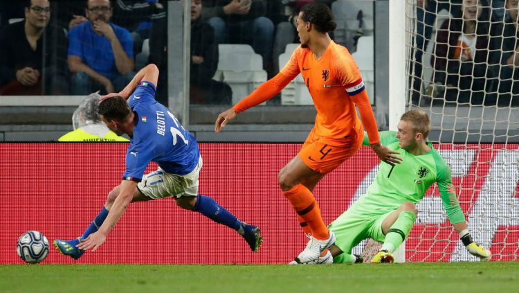 Andrea Belotti berusaha untuk menjangkau bola tepisan Jasper Cillessen, Italia vs Belanda. Copyright: © twitter.com/OnsOranje