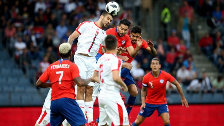 Beberapa pemain dari kedua tim saling berebut bola dan duel di udara, laga Serbia vs Chile. Copyright: © twitter.com/laroja