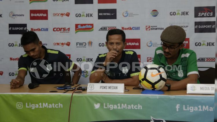 Djajang Nurdjaman dalam sesi konferensi pers jelang laga PSMS Medan vs Persib Bandung. Copyright: © Kesuma Ramadhan/INDOSPORT