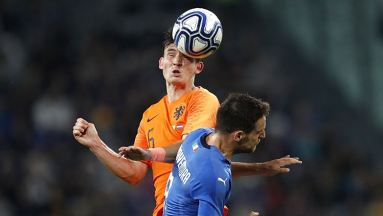 Marten de Roon berhasil mendapatkan bola dari Giacomo Bonaventura dalam laga persahabatan Belanda vs Italia. Copyright: © Getty Images