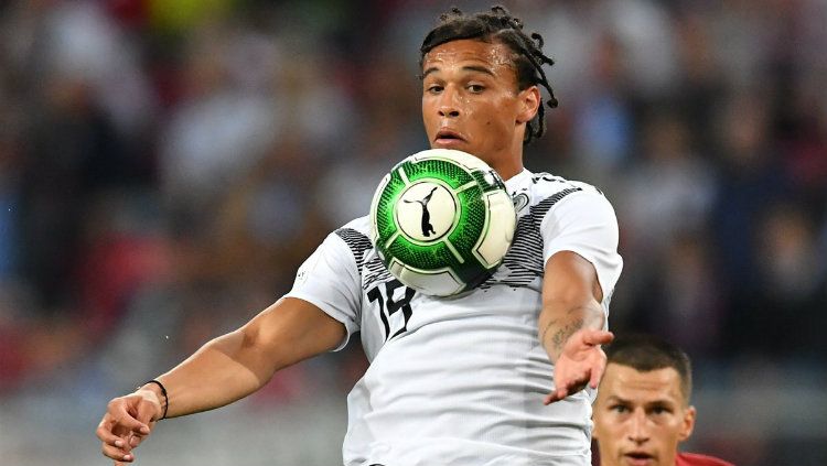 Bintang Manchester City dan Timnas Jerman, Leroy Sane, dilaporkan tinggal selangkah lagi gabung raksasa Bundesliga Jerman, Bayern Munchen. Copyright: © Getty Images