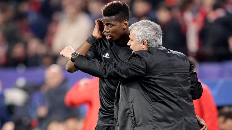 Jose Mourinho memberikan instruksi kepada Paul Pogba. Copyright: © Getty Images