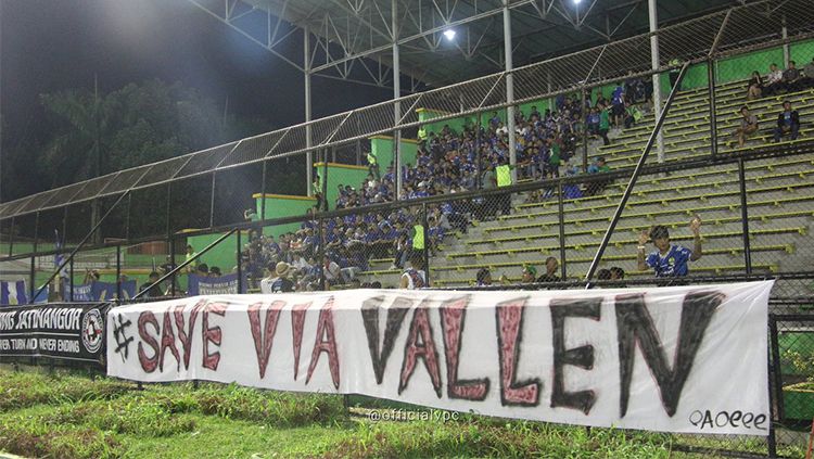 Spanduk Via Vallen di Stadion Teladan Copyright: © Officialvpc