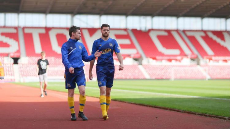 Kapten dan Wakil Kapten Hashtag United, Spencer Owen dan Seb Carmichael-Brown Copyright: &copy; thesun.com