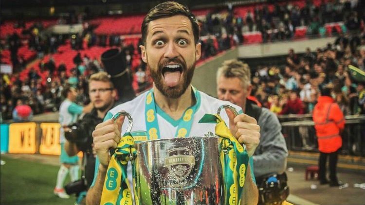 Kapten Hashtag United, Spencer Owen saat mengangkat trofi sebuah kompetisi amatir Copyright: &copy; thesun.com