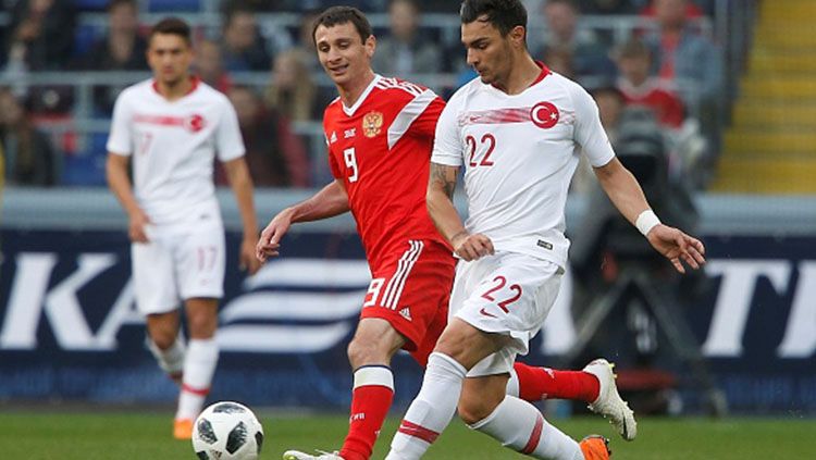 Alan Dzagoyev saat berusaha merebut bola dari pemain Turki. Copyright: © Getty Images