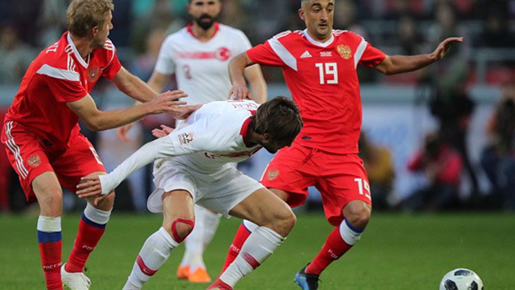 Perebutan bola antara pemain Rusia vs Turki. Copyright: © Getty Images