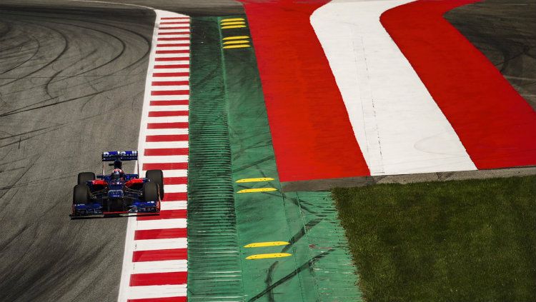 Pembalap Marc Marquez menjajal Formula 1 dengan mengendarai mobil milik Toro Rosso. Copyright: © Getty Images