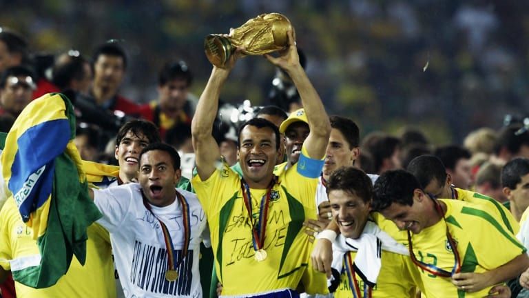 Cafu mengangkat trofi Piala Dunia 2002. Copyright: © fifa.com