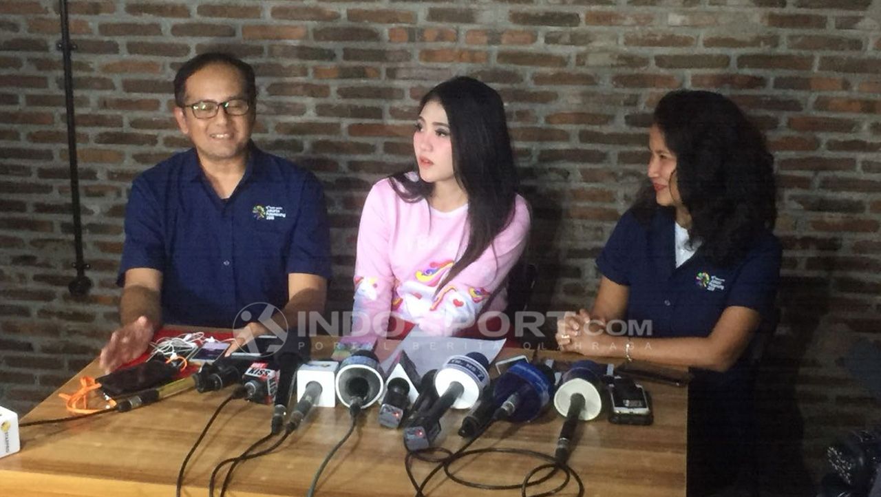 Lucky Mirza, Media PR INASGOC (kiri), Via Vallen dan Syanda Kunto, Wakil Direktur Departemen Komunikasi Panitia Asian Games (kanan). Copyright: &copy; Alfia Nurul Fadilla/Indosport.com