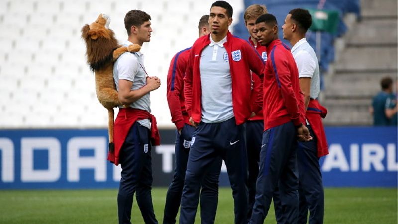 John Stones (kiri) bersama dengan skuat Timnas Inggris. Copyright: © Getty Images