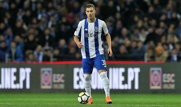 Diogo Dalot saat berseragam Porto. Copyright: © Daily Express