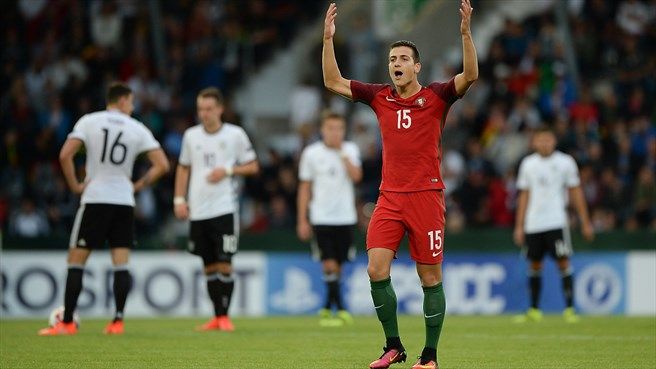 Rekrutan anyar Man United, Diogo Dalot, saat berseragam Timnas Portugal. Copyright: © UEFA.com