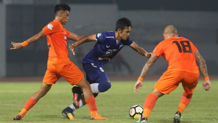 Pemain PSIS Semarang mencoba melindungi bola dari pemain Borneo FC. Copyright: © Borneo FC