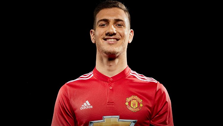 Diogo Dalot menyisihkan gaji pertamanya untuk memberi hadiah ke klub lamanya. Copyright: © Getty Images