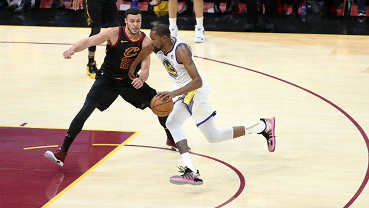 Kevin Durant dikawal ketat pemain Cleveland Cavaliers. Copyright: © Getty Images