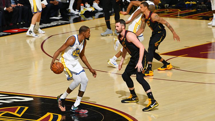 Kevin Durant tengah membawa bola dan berusaha melewati pemain Cleveland Cavaliers. Copyright: © Getty Images