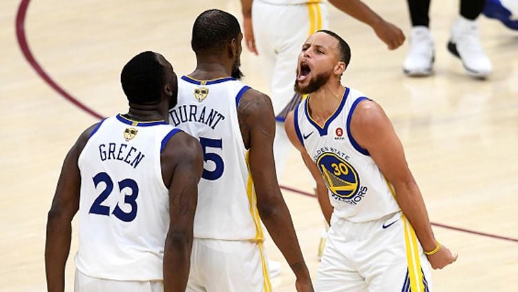 Bintang tim basket Golden State Warriors, Kevin Durant (tengah) melakukan selebrasi dengan Draymond Green dan Stephen Curry. Copyright: © Getty Images