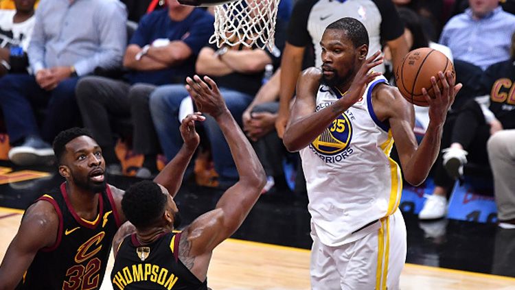 Kevin Durant (Golden State Warriors) tampil memukau saat melawan Cleveland Cavaliers di Final NBA 2018. Copyright: © Getty Images