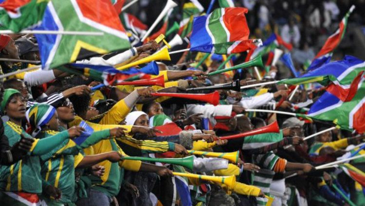 Para penonton meniupkan terompet vuvuzela di Piala Dunia 2010. Copyright: © INDOSPORT.com