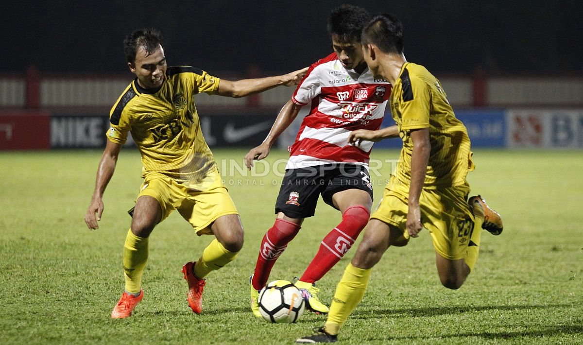 Dua pemain Bhayangkara FC berusaha menghentikan pergerakan Bayu Gatra. Copyright: © INDOSPORT/Herry Ibrahim