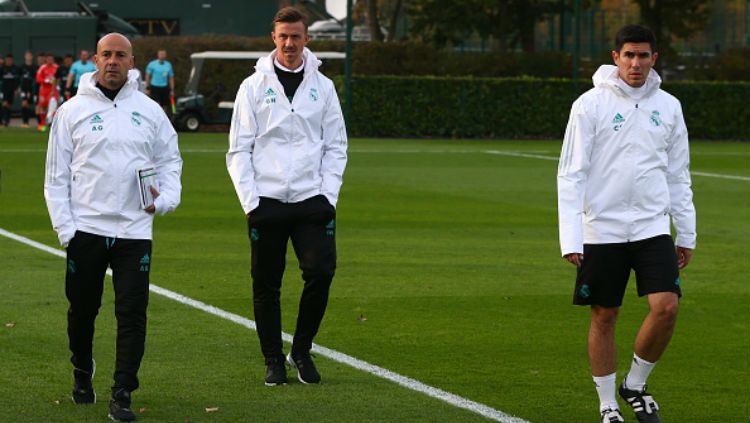 Guti Hernandez bersama dengan asistennya untuk melatih tim muda Real Madrid. Copyright: © Getty Images