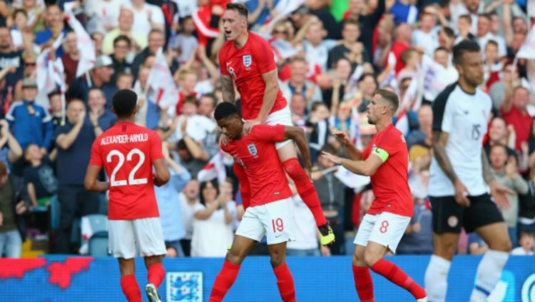 Para pemain Inggris melakukan selebrasi usai Marcus Rashford mencetak gol dalam laga pemanasan Piala Dunia 2018 melawan Kosta Rika. Copyright: © Getty Images