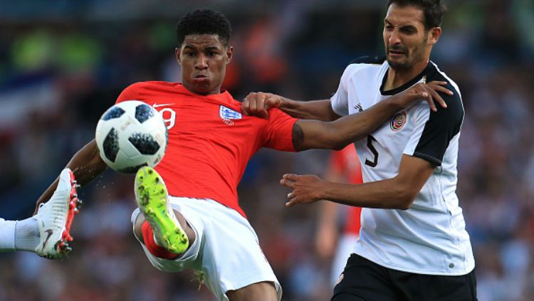 Marcus Rashford saat berusaha merebut bola di laga Inggris vs Kosta Rika. Copyright: © Getty Images