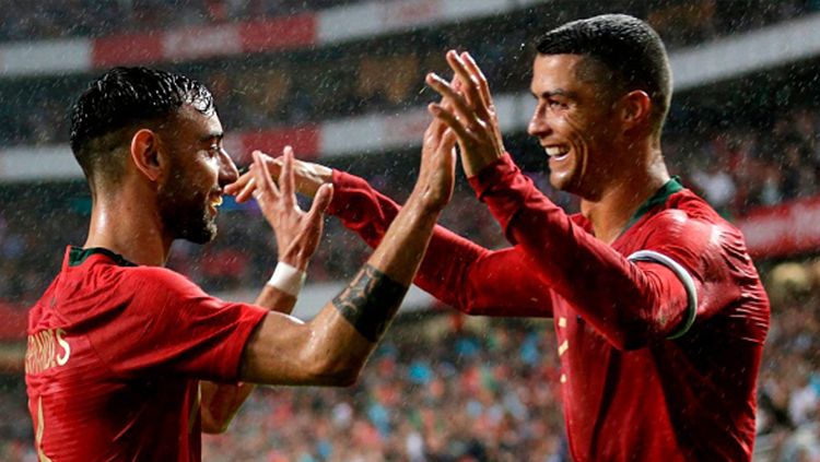 Cristiano Ronaldo lakukan selebrasi bersama rekannya di Timnas Portugal. Copyright: © Getty Images