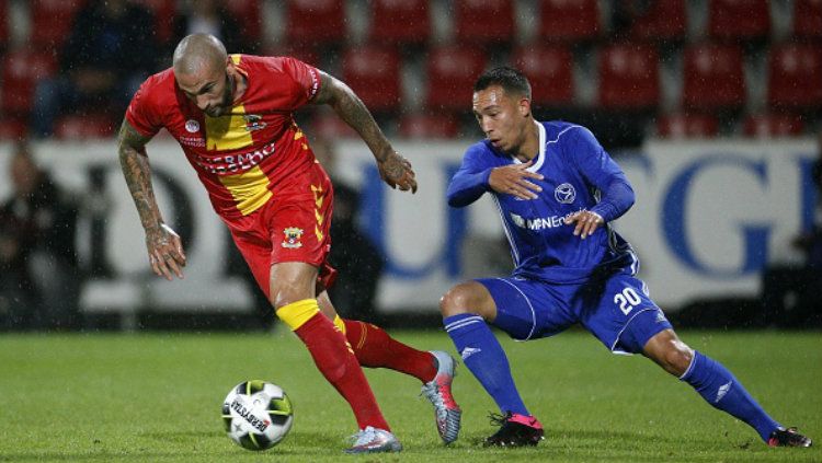 Gaston Salasiwa (kanan) saat berusaha merebut bola dari Joey Suk (kiri) saat bertanding kontra Go Ahead Eagles pada turnamen Jupiter League. Copyright: © Getty Images