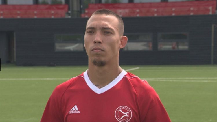 Pemain Almere City keturunan Maluku Gaston Salasiwa. Copyright: © Getty Images