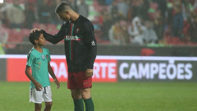 Cristiano Ronaldo bersama sang putra usai laga pemanasan Piala Dunia 2018 antara Portugal vs Aljazair. Copyright: © Getty Images