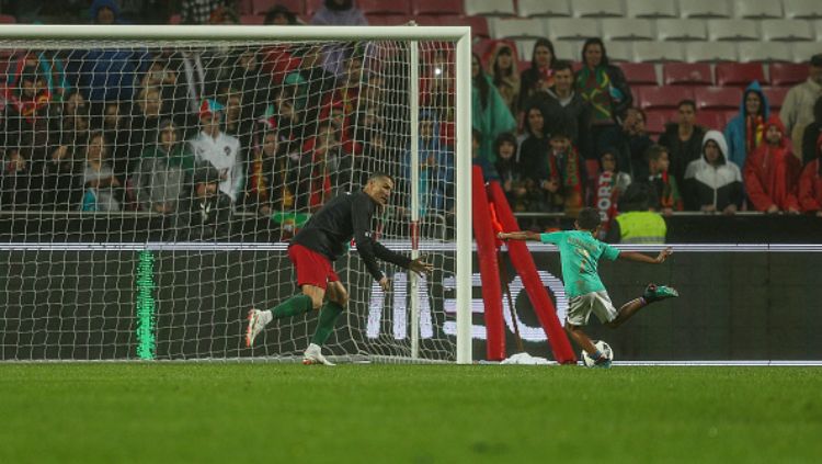 Cristiano Ronaldo bersama sang putra usai laga pemanasan Piala Dunia 2018 antara Portugal vs Aljazair. Copyright: © Getty Images