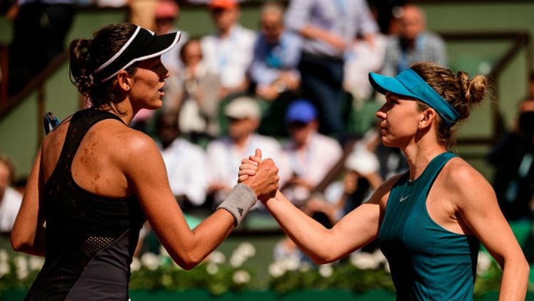 Garbine Muguruza (kiri) berjabat tangan dengan Simona Halep usai laga semifinal Prancis Terbuka 2018. Copyright: © Getty Images