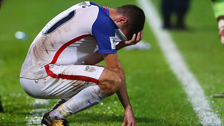 Salah satu pemain Amerika Serikat tertunduk lesu setelah timnya gagal lolos ke Piala Dunia 2018. Copyright: © INDOSPORT