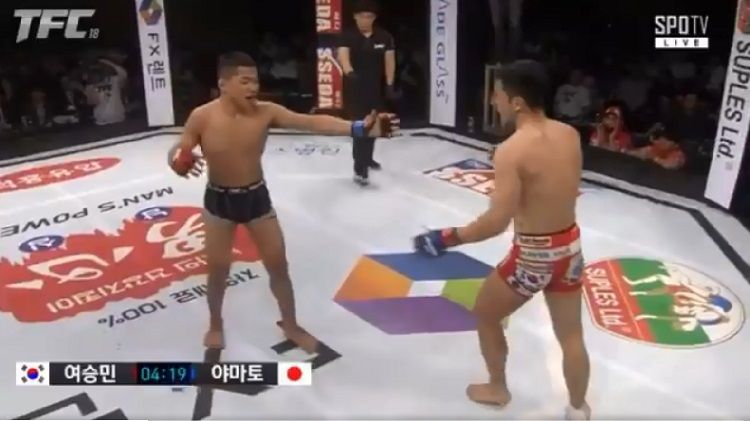 Yamato Nishikawa memenangkan pertarungan dengan TKO. Copyright: © Twitter