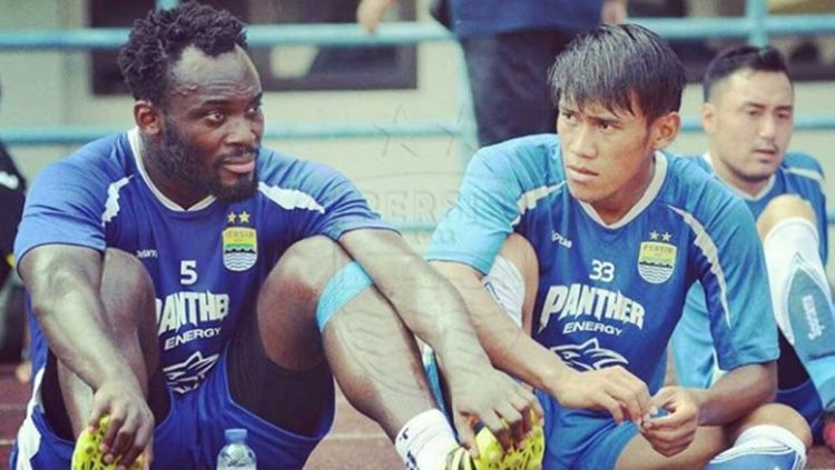 Michael Essien dan Rizki Hidayat, saat Essien masih menjadi bagian dari Maung Bandung. Copyright: © Persib.co.id