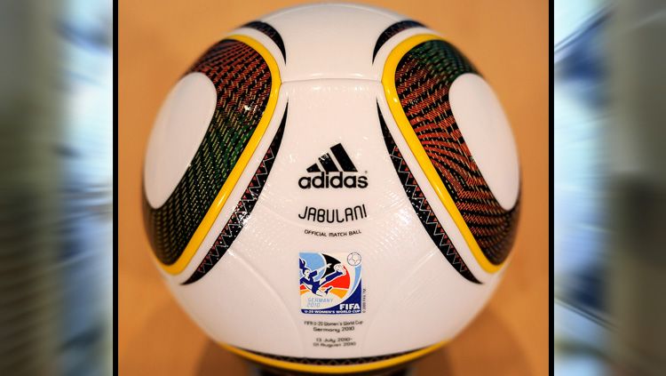 Jabulani, bola resmi Piala Dunia 2010 Afrika Selatan yang bikin banyak kiper kelabakan. Copyright: © Getty Images