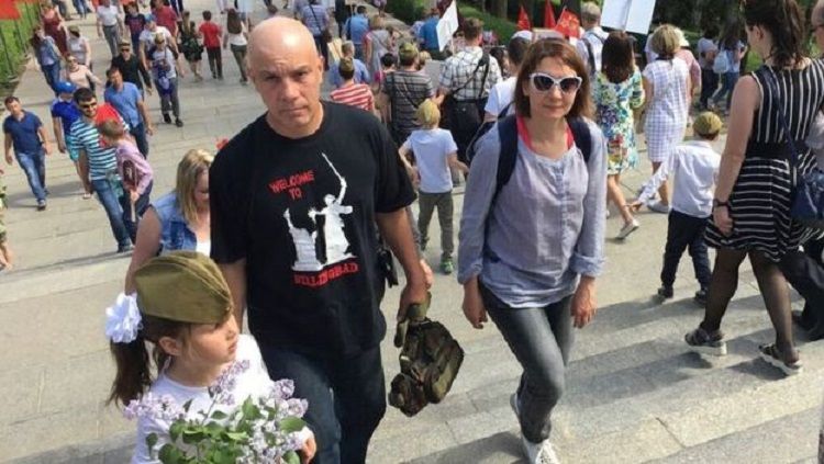 Wisatawan Rusia di Volgograd yang mengenakan kaos Mother Russia. Copyright: © bbc.com