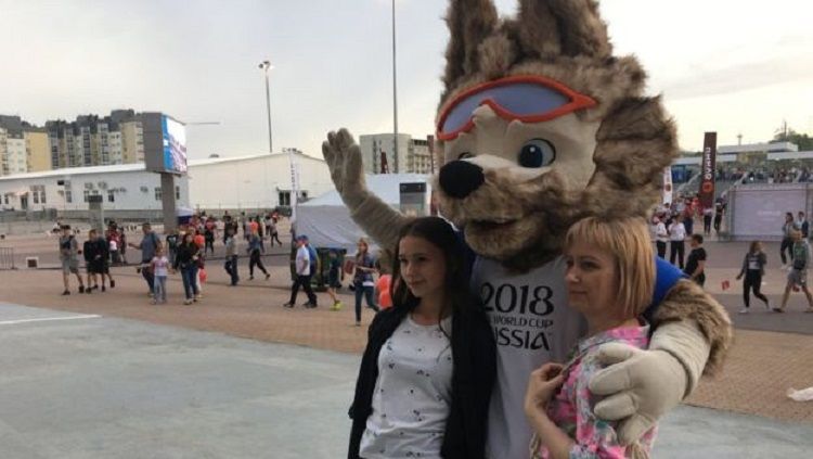 Maskot Piala Dunia berfoto bersama dua gadis Rusia. Copyright: © bbc.com