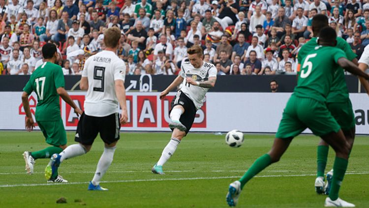 Marco Reus saat melakukan tendangan di laga Jerman vs Arab Saudi. Copyright: © Getty Images