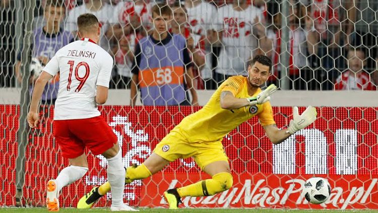 Piotr Zielinski saat melakukan tendangan ke gawang Chile. Copyright: © Getty Images