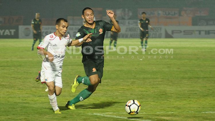 Riko Simanjuntak diganggu pemain PS TIRA saat ingin mengejar bola. Copyright: © INDOSPORT/Prima