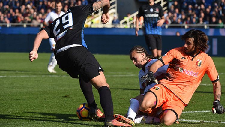 Kiper Genoa, Mattia Perin saat ingin menghalau bola. Copyright: © Getty Images